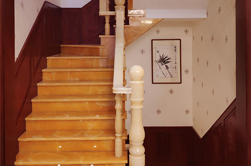 普安中式别墅室内汉白玉石楼梯的定制安装装饰效果